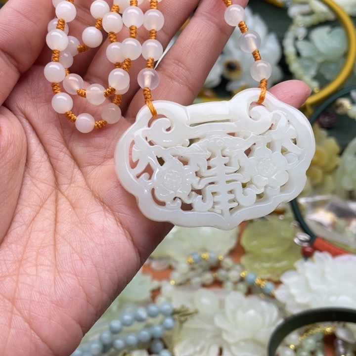 蛇纹石玉吊坠合金