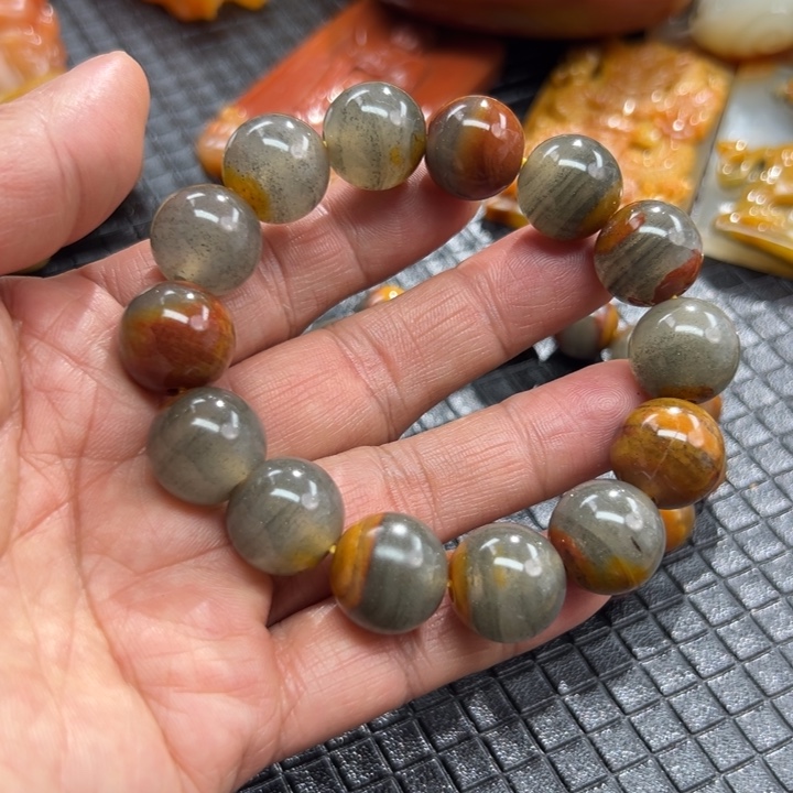 石英质玉（黄龙玉）颈饰未镶嵌