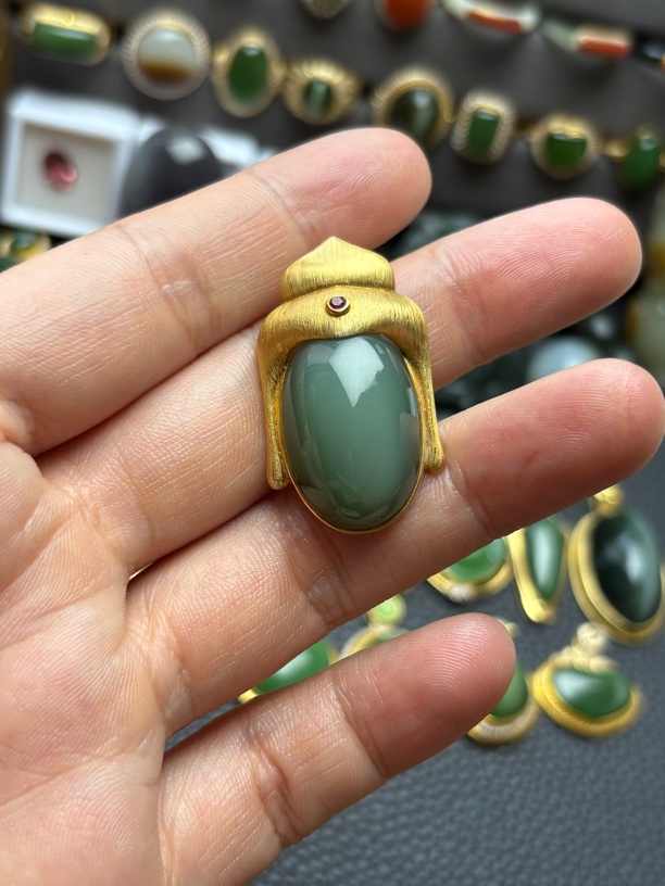 和田玉18k金镶无相佛吊坠