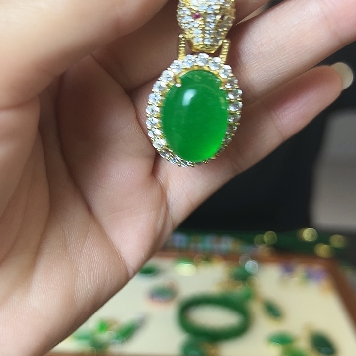 翡翠未镶嵌吊坠(赠链)豹子吊坠