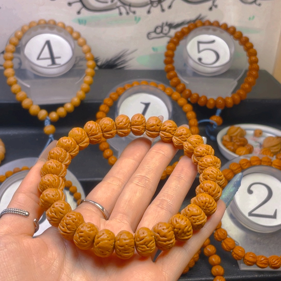 李***8吊坠桃核1.444444444444