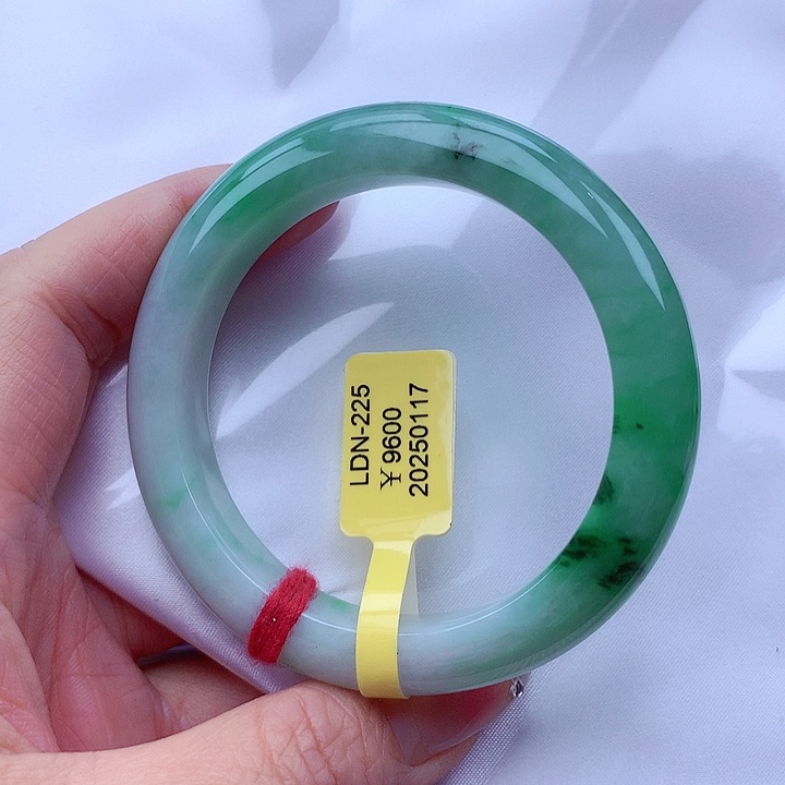 翡翠手镯未镶嵌翡翠