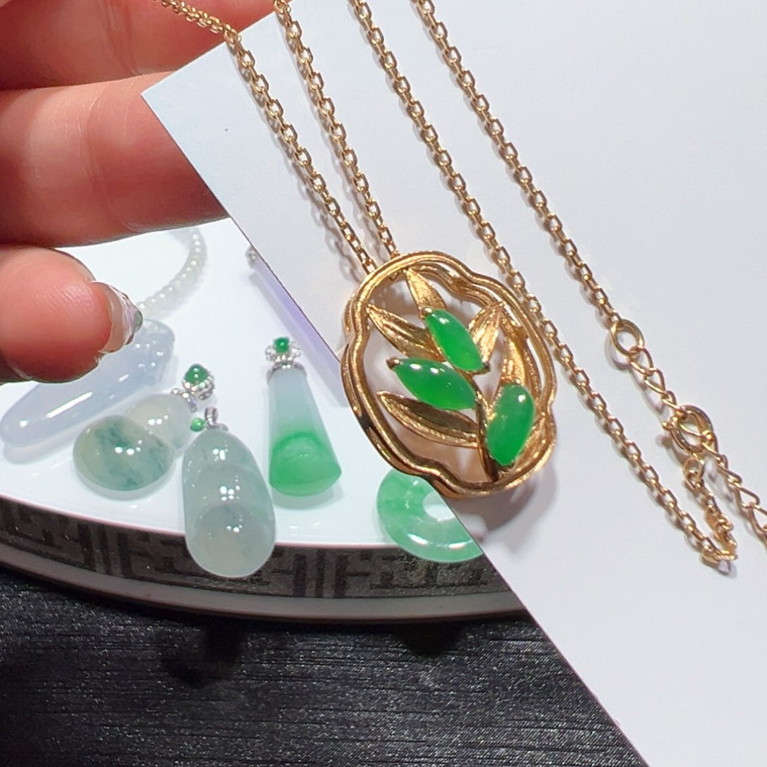 翡翠颈饰18K金镶嵌吊坠