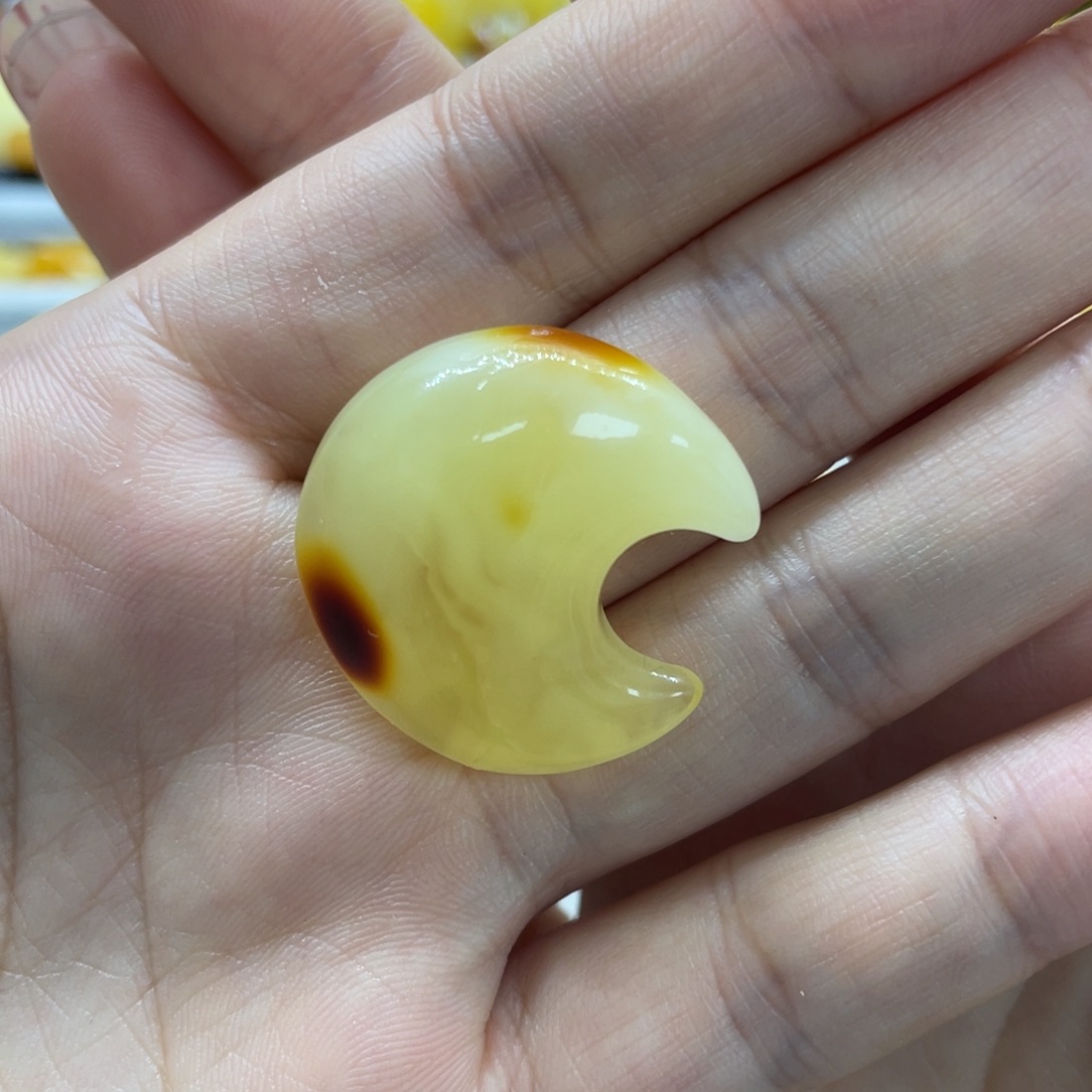 琥珀裸石未镶嵌4.2克月亮