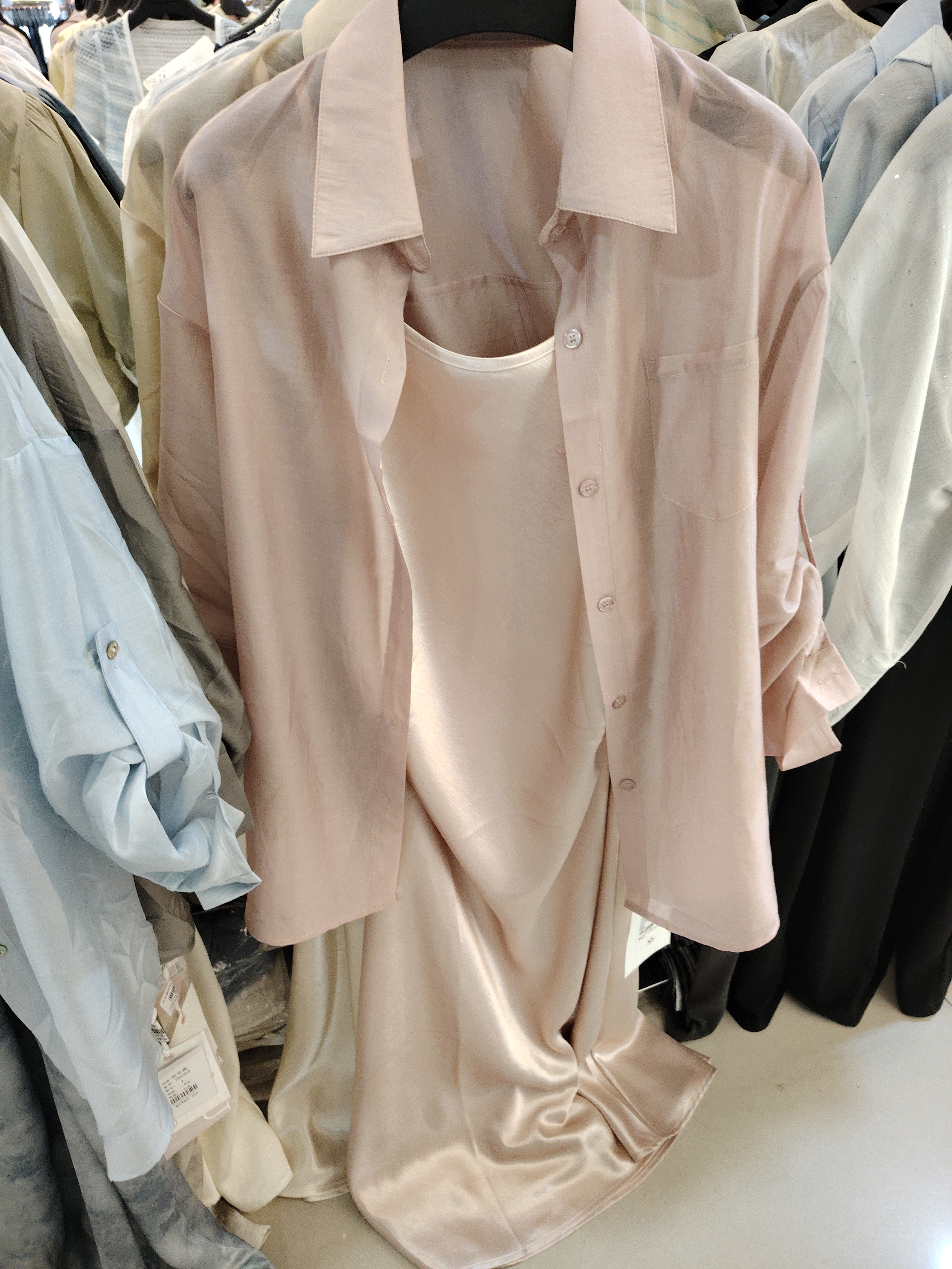 气质名暧缎面吊带裙+防晒衬衣苏两件套女2025夏季新款连衣裙套装