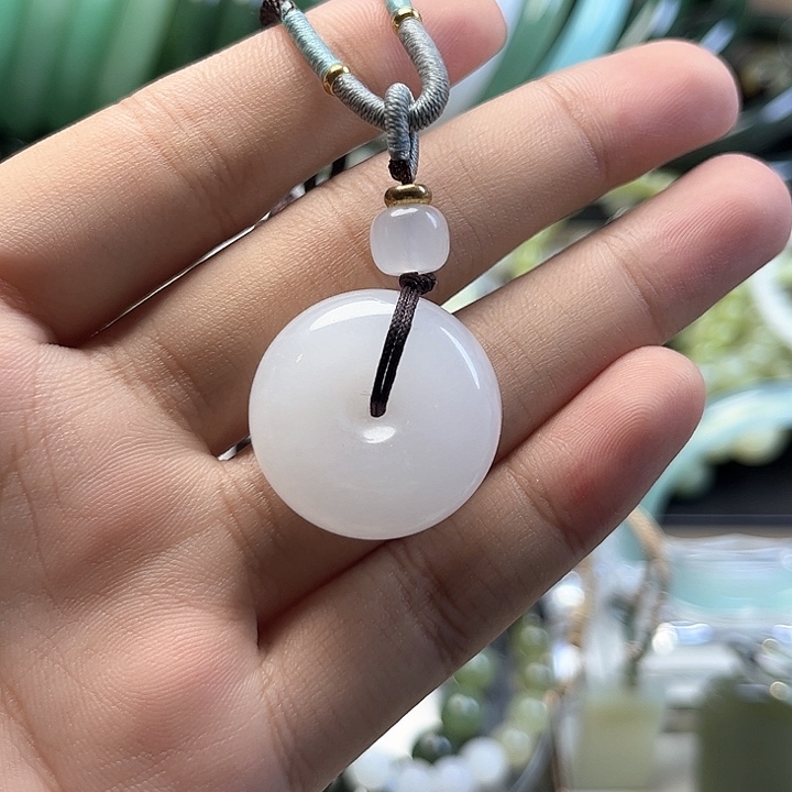 颈饰未镶嵌石英质玉