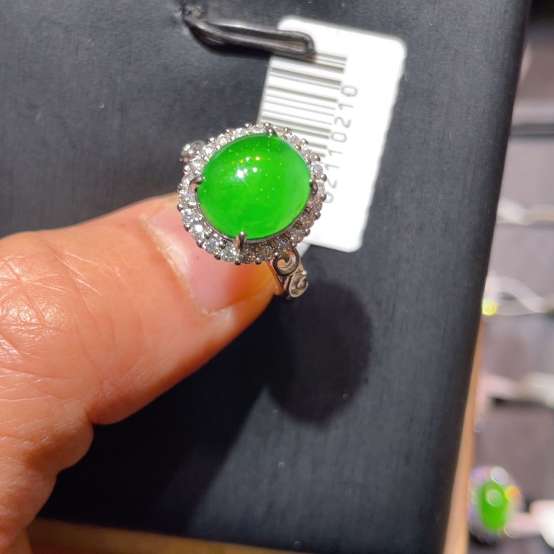 翡翠未镶嵌颈饰戒指