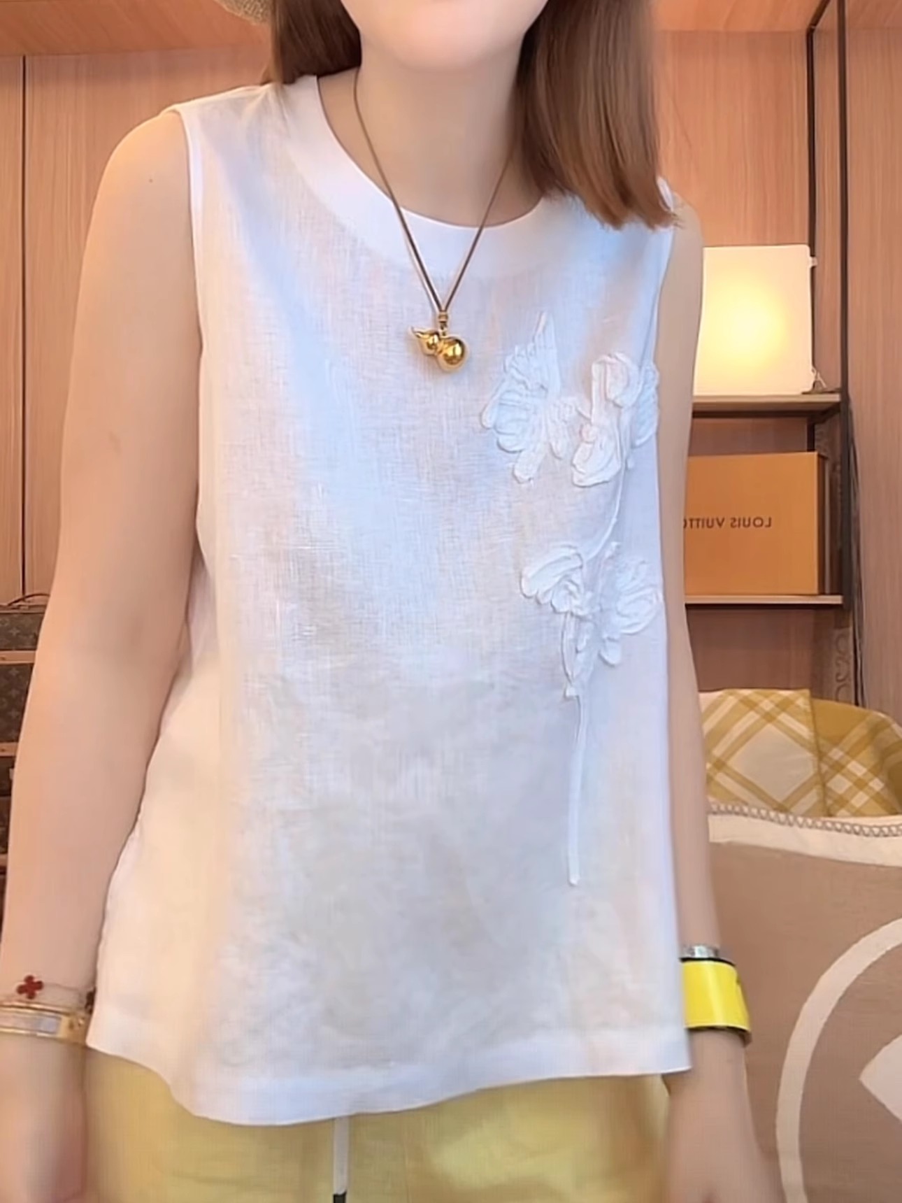 亚麻立体刺绣无袖圆领T恤女夏季新款休闲百搭背心下摆开叉上衣ins