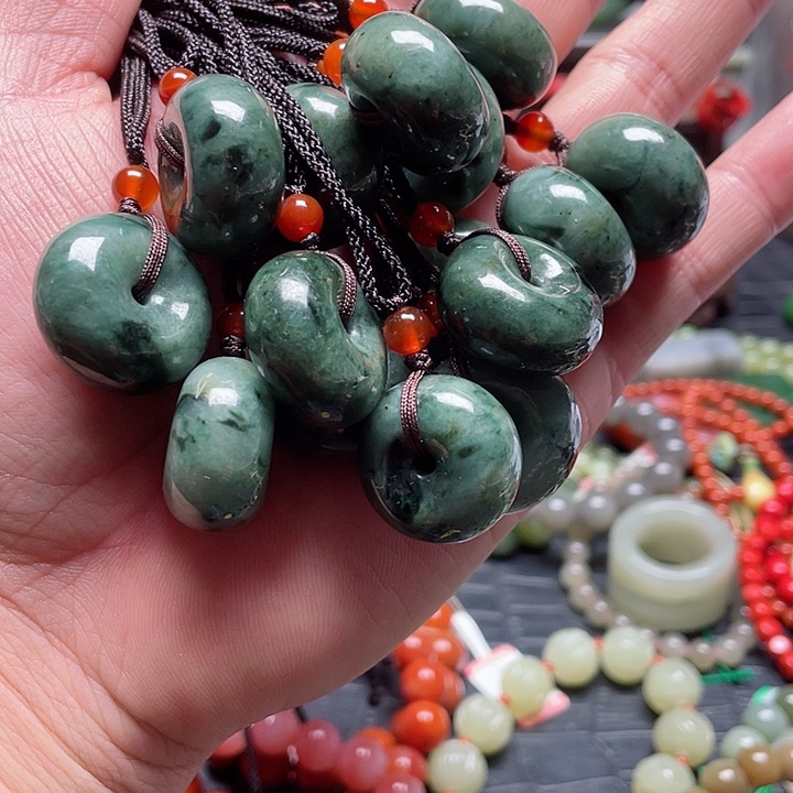 翡翠颈饰未镶嵌吊坠