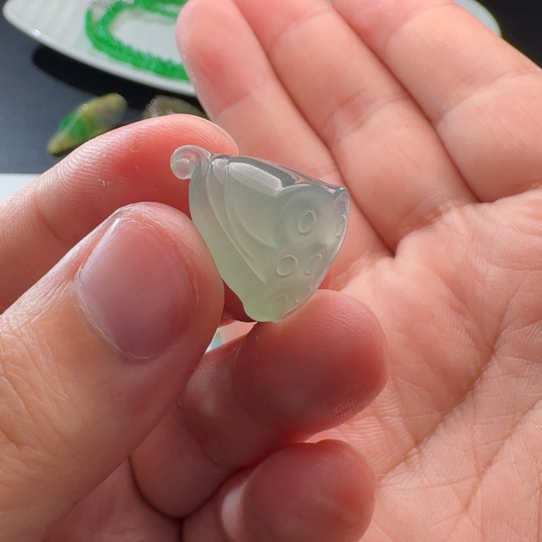 翡翠颈饰未镶嵌冰胶莲蓬