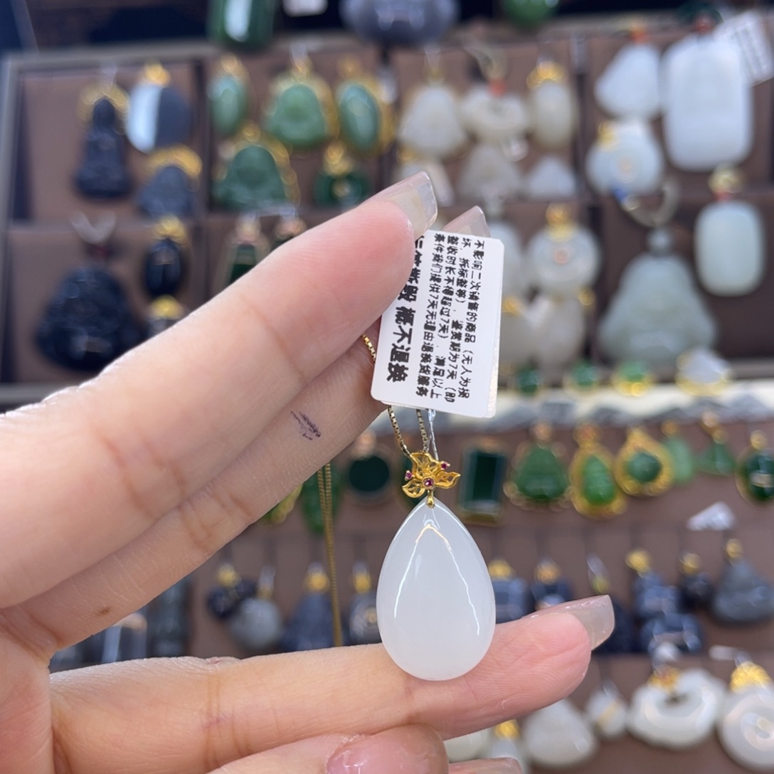 和田玉吊坠18K金镶嵌