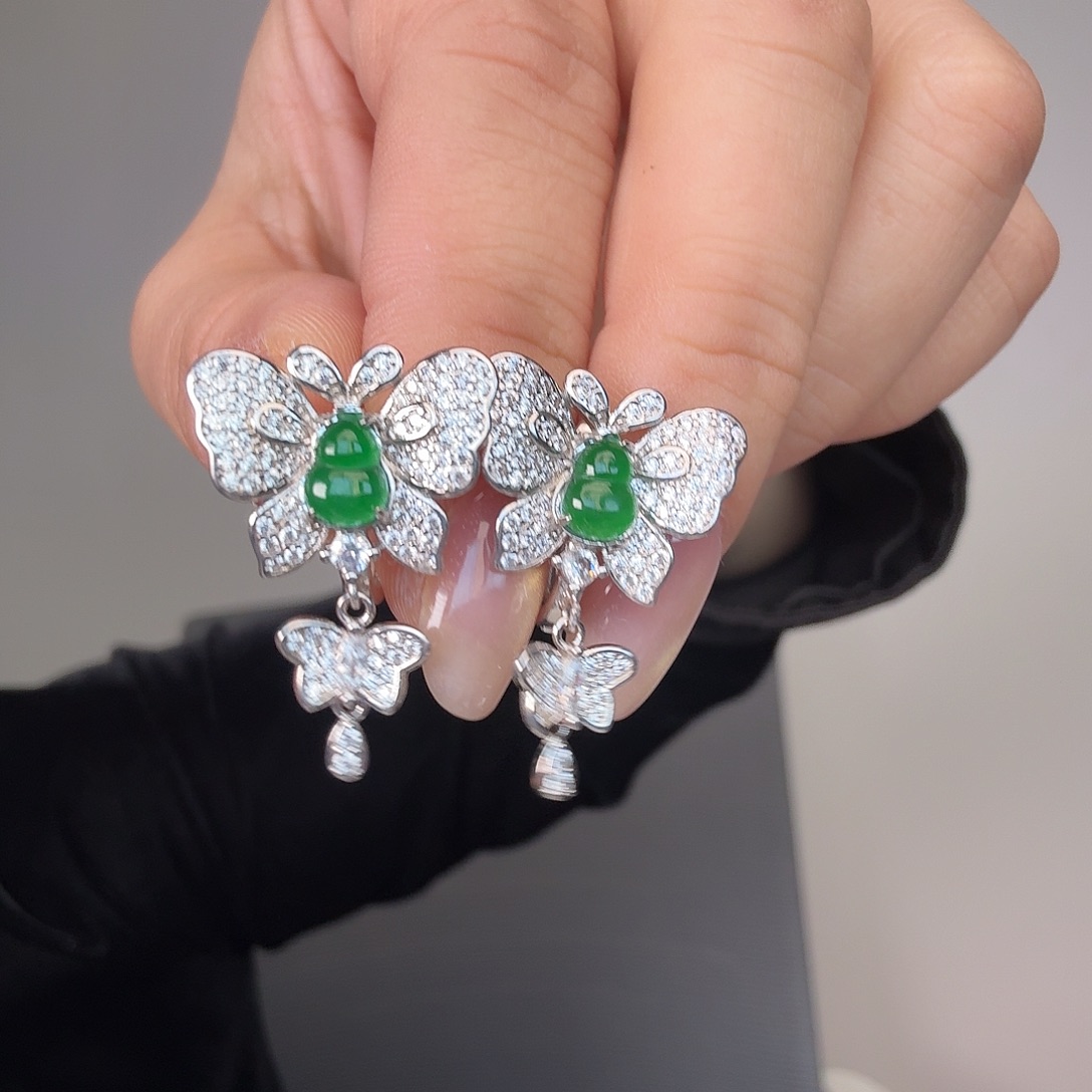 翡翠未镶嵌颈饰一件