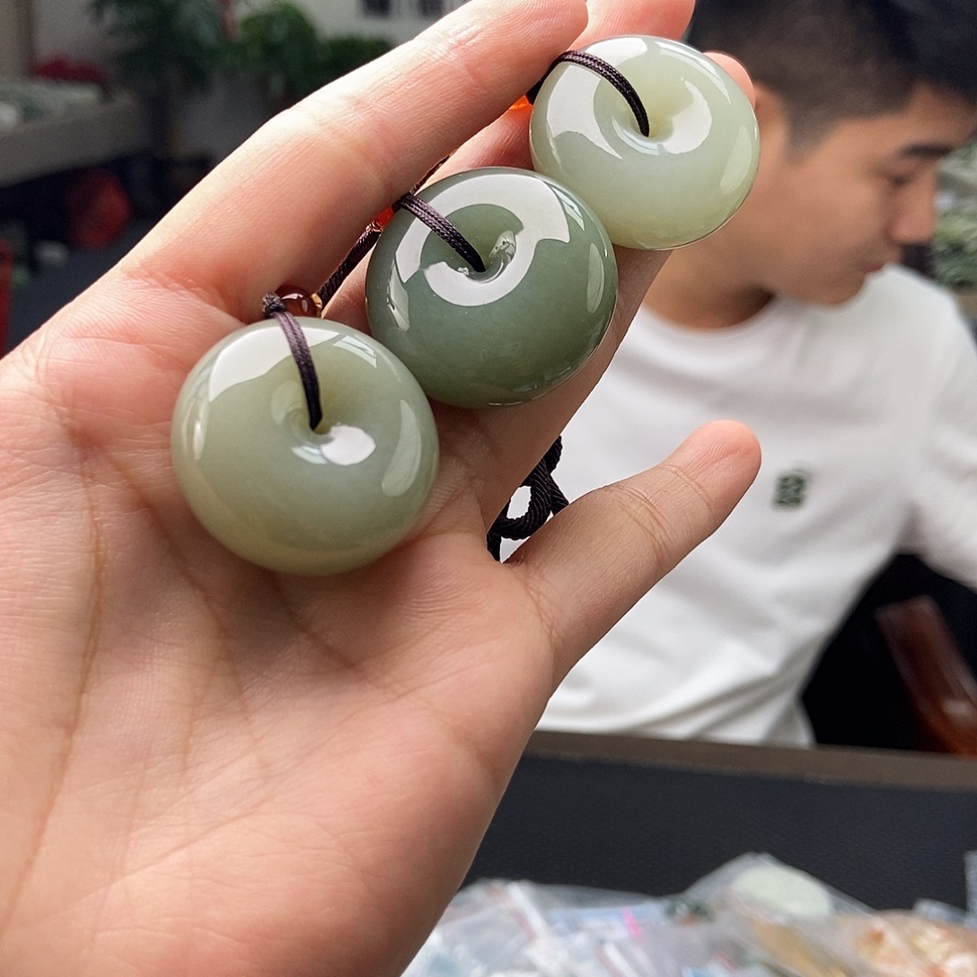 和田玉未镶嵌颈饰颜色多样性发拍一发一