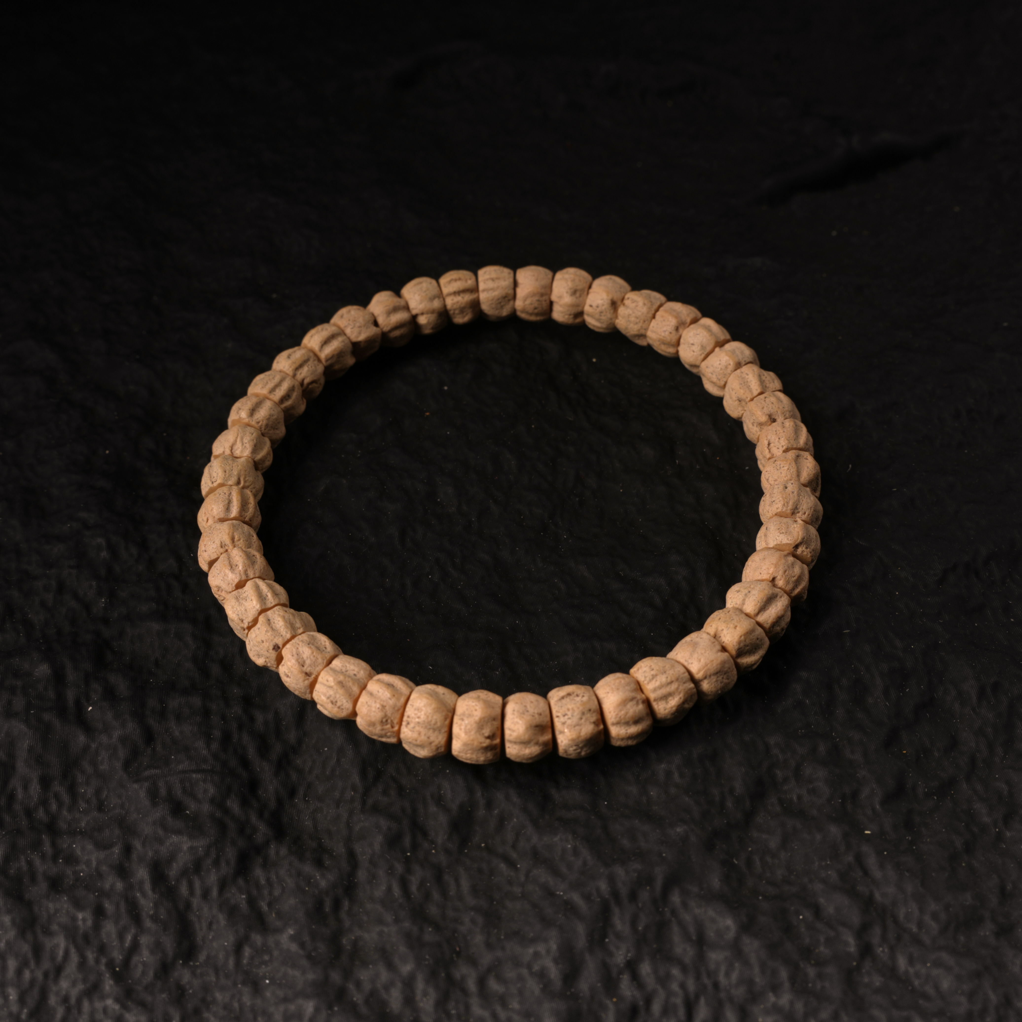 【朝奉堂】编号C519 天然文玩柏香籽弹力单圈 尺寸6左右