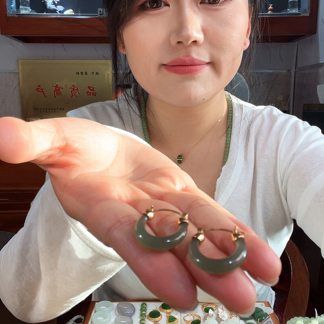 但***事银S925镶嵌和田玉耳饰