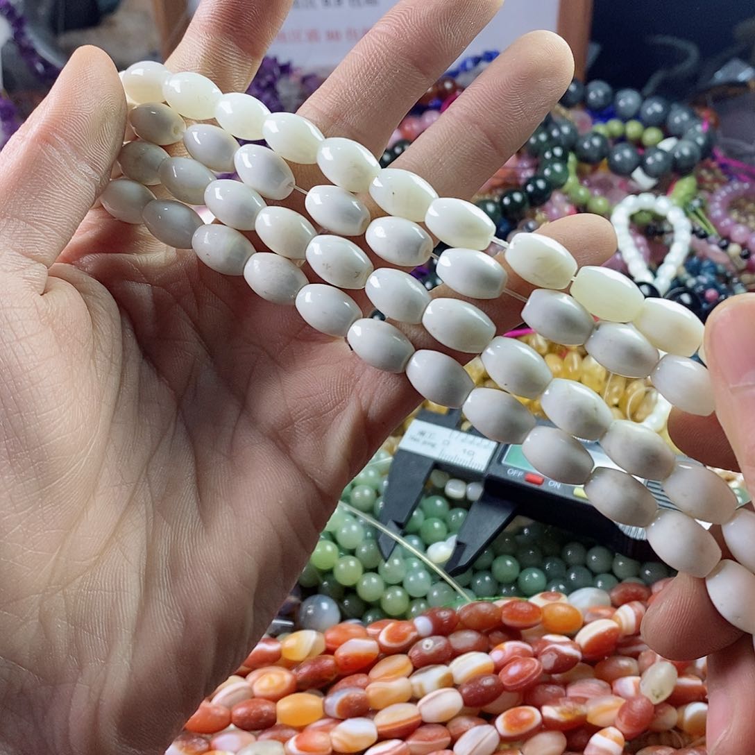 玛瑙/玉髓珠宝半成品未镶嵌一条天然8×12大白车贝壳桶珠