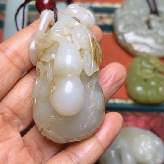 如***。和田玉未镶嵌颈饰