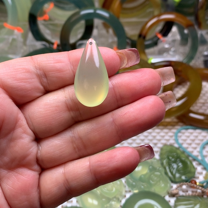 蛇纹石玉挂坠未镶嵌