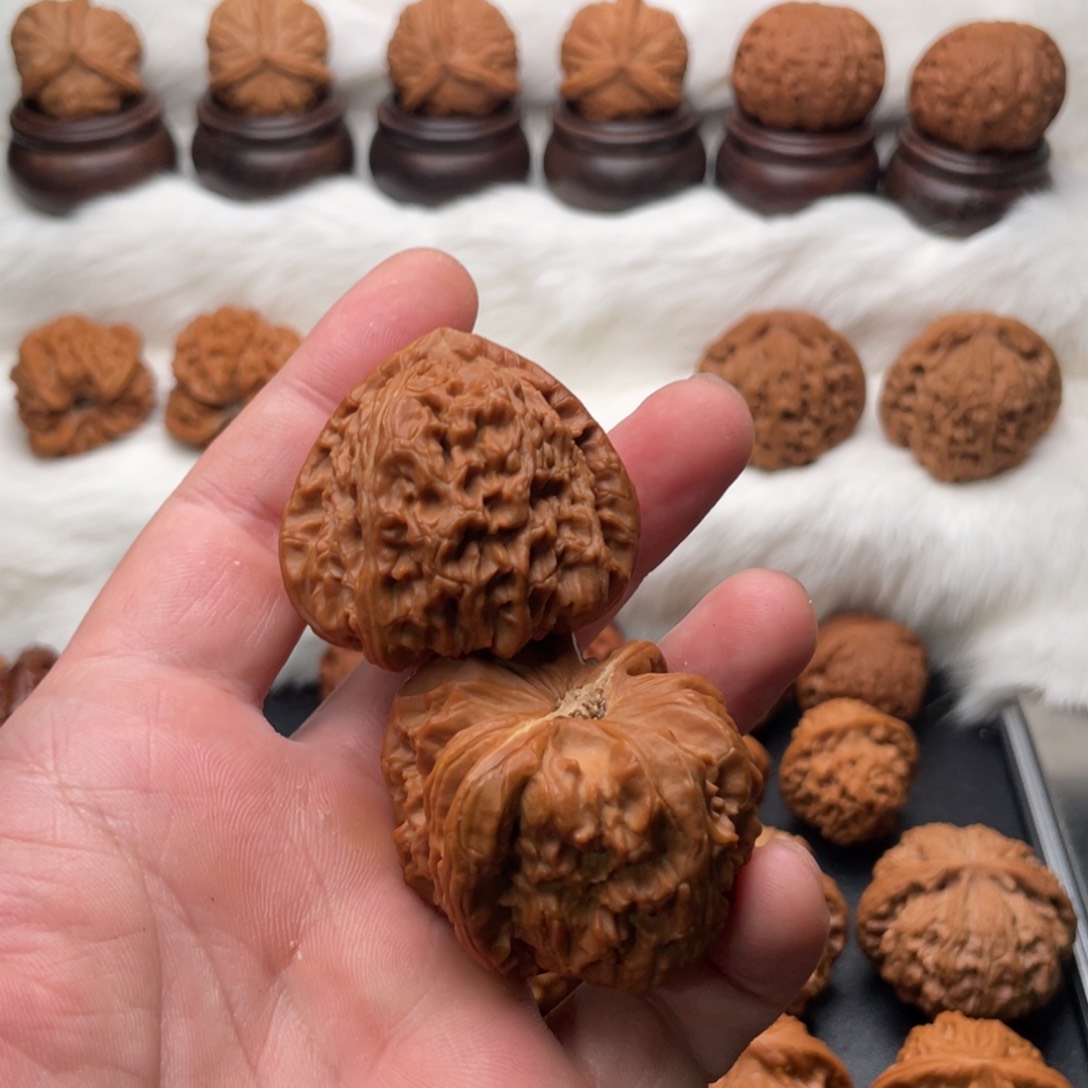 文玩核桃吊坠T****?三角白