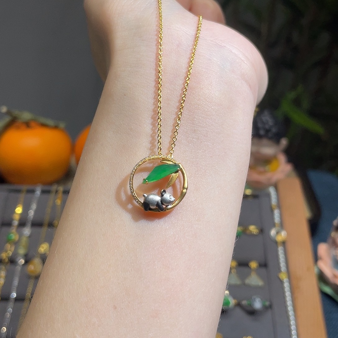 翡翠吊坠(不含链)18K金镶嵌竹林小熊猫