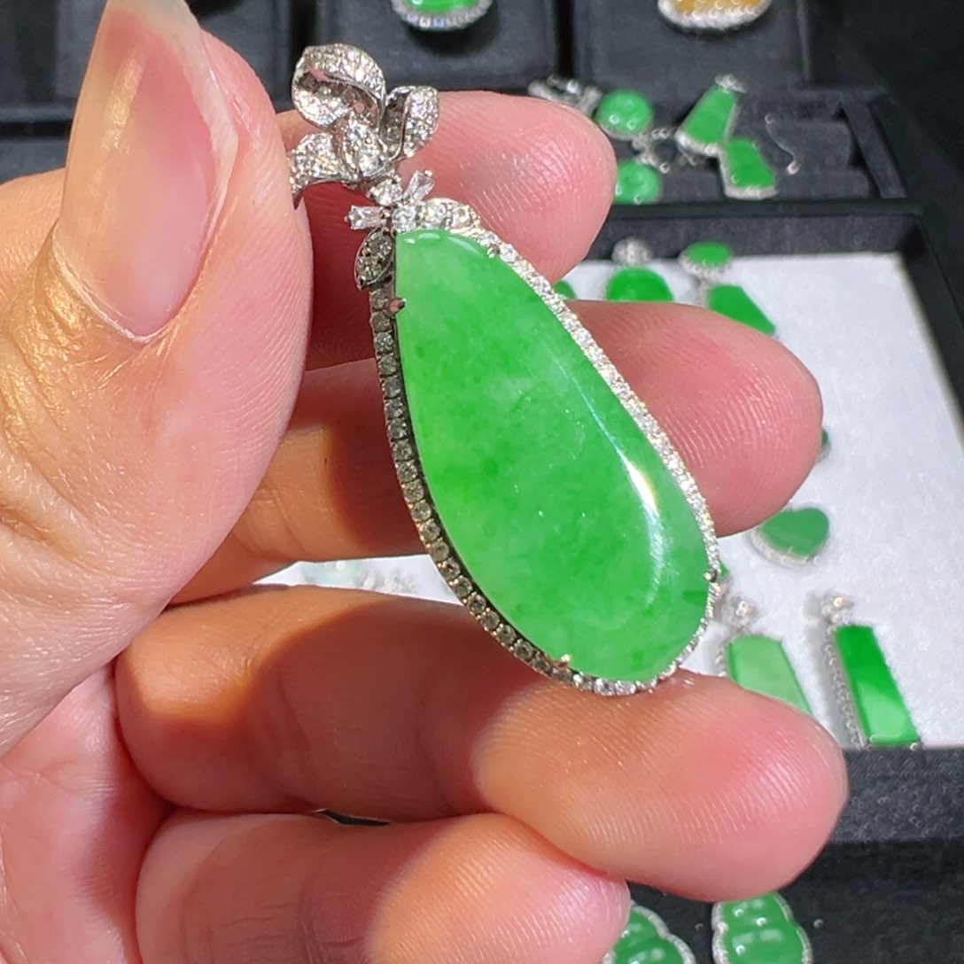 【闪购商品】翡翠吊坠(不含链)18K金镶嵌