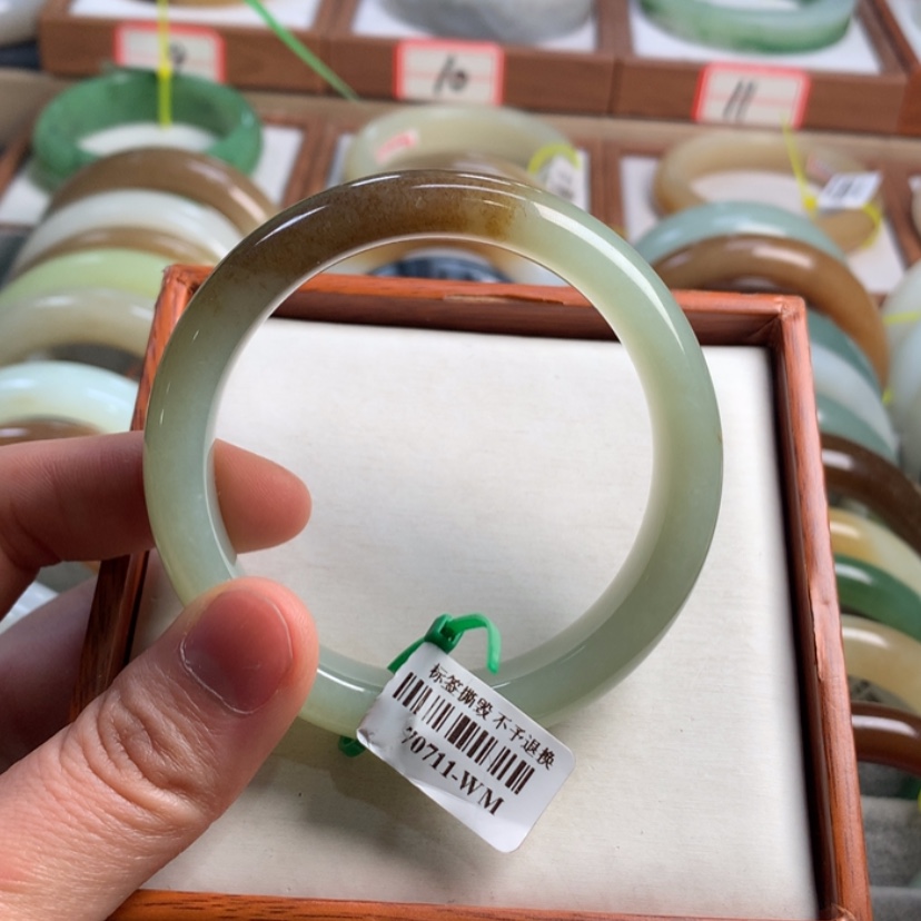 【闪购商品】和田玉手镯未镶嵌57