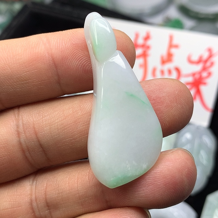 翡翠吊坠(赠链)未镶嵌