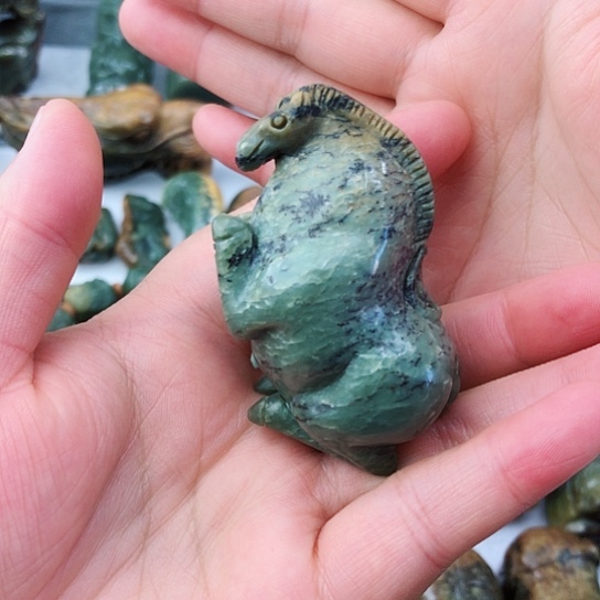 未镶嵌岫岩河磨玉（透闪石质玉）把件