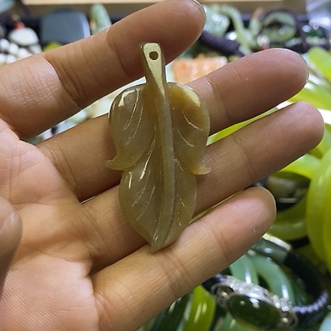 和田玉未镶嵌颈饰一个