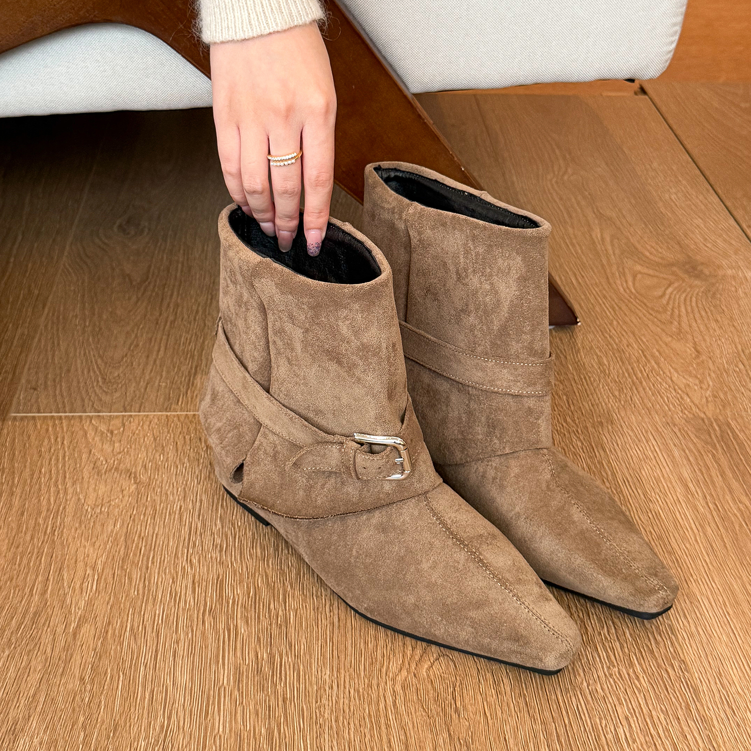 elingstudio 韩国东大门！松驰方头宽筒短靴女秋