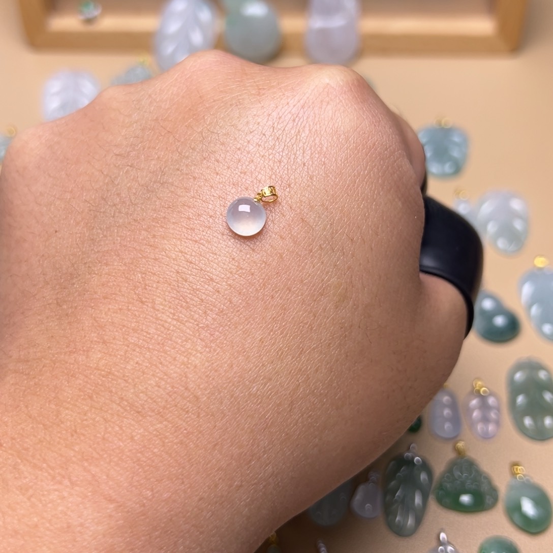 翡翠18K金镶嵌颈饰蛋面吊坠