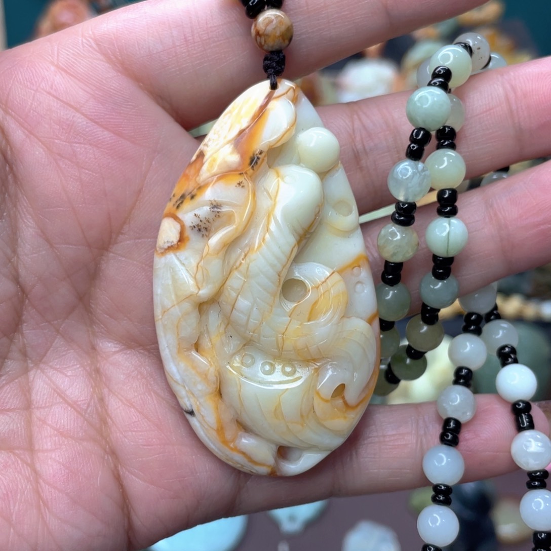 蛇纹石玉颈饰未镶嵌