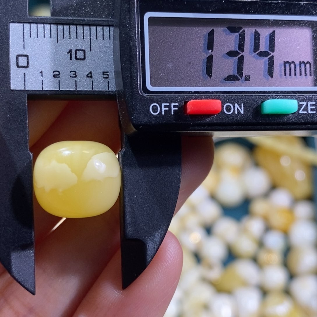 琥珀裸石未镶嵌配饰