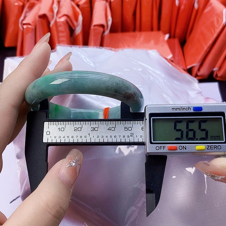 翡翠手镯未镶嵌7。    