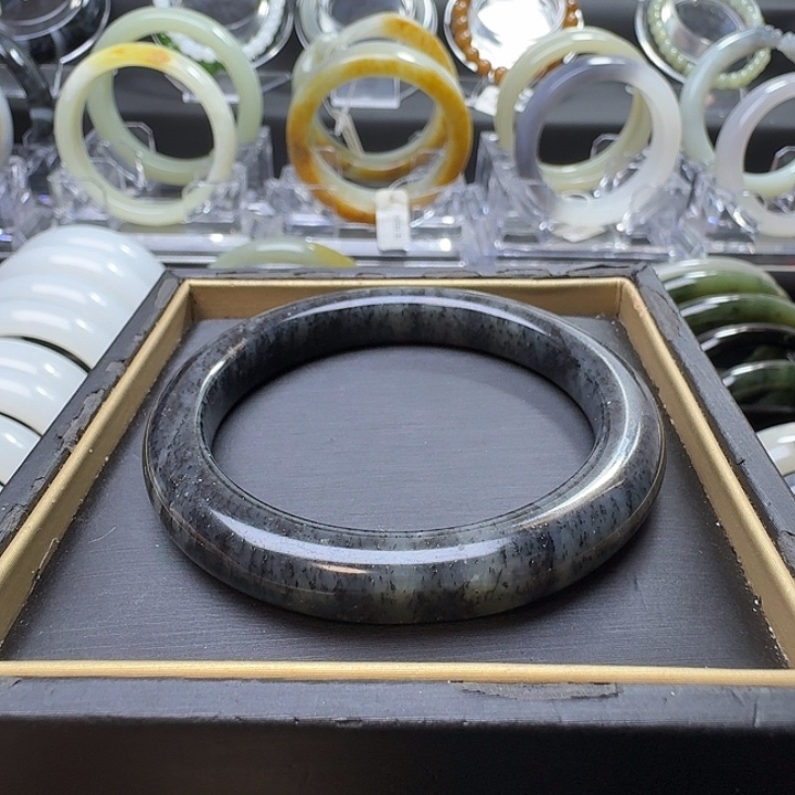 和田玉未镶嵌手镯