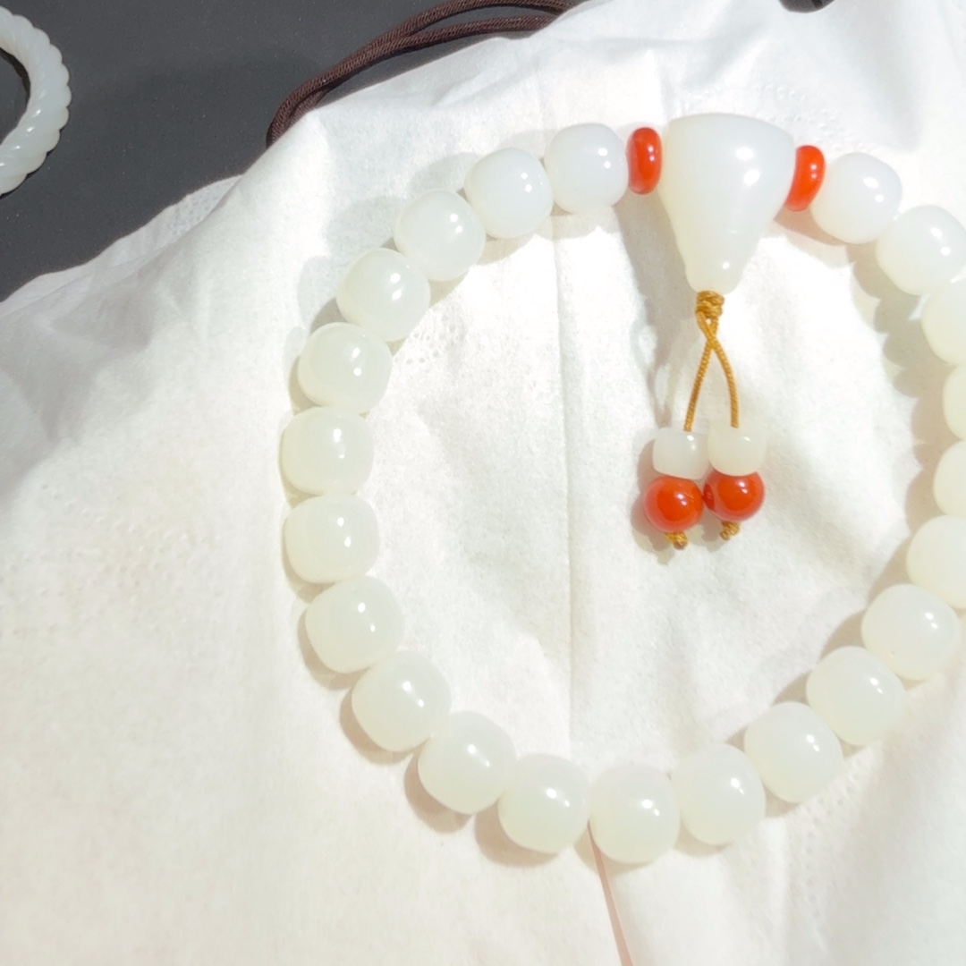 谭***长和田玉未镶嵌手链