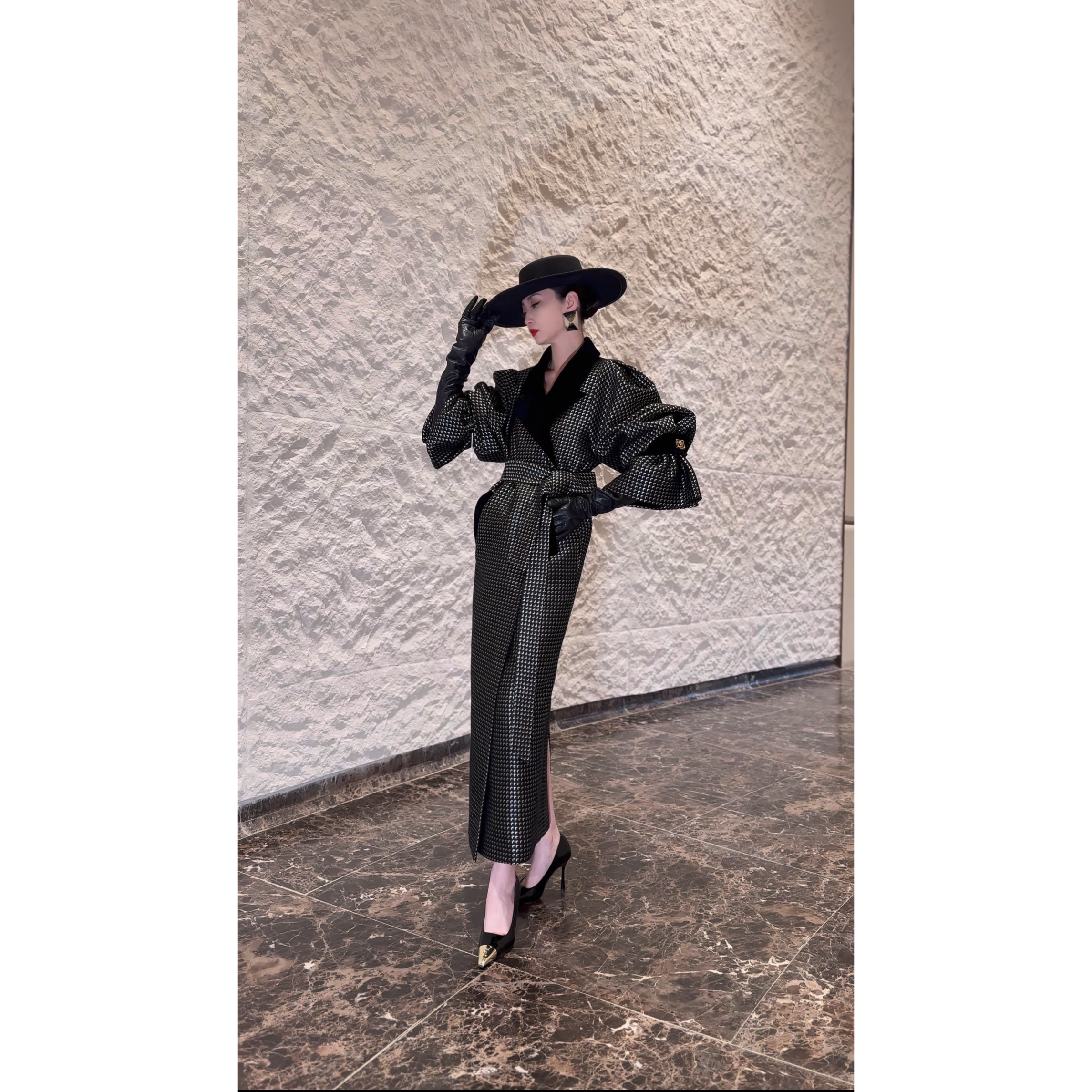 芈莱尤优——新款【摩登格范】丝绒领气质复古喇叭袖风衣F25-6138-7