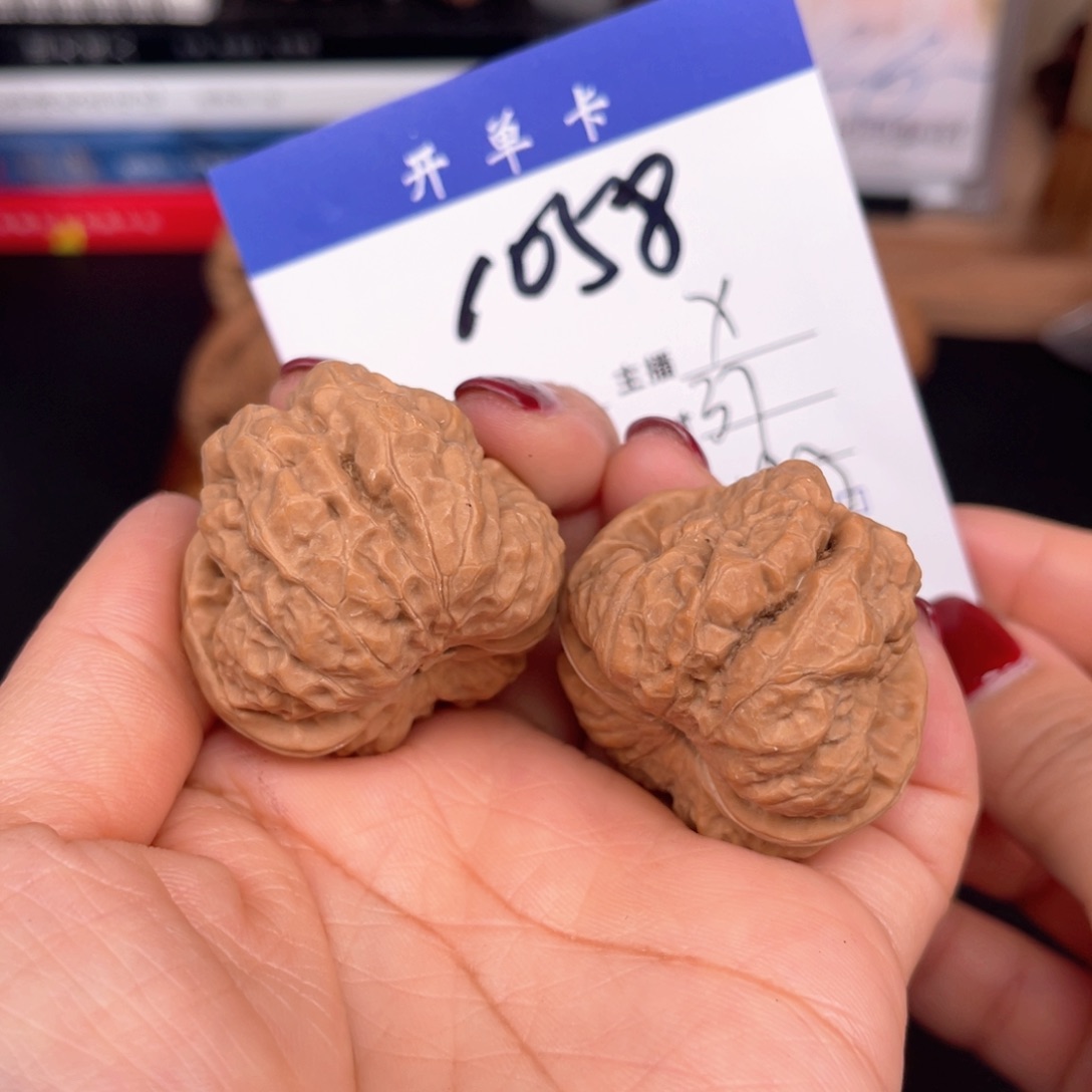 文玩核桃吊坠蛙蛙37尺。  1058
