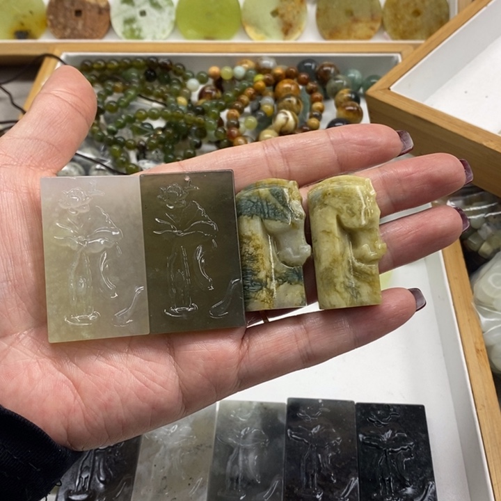 蛇纹石玉未镶嵌颈饰