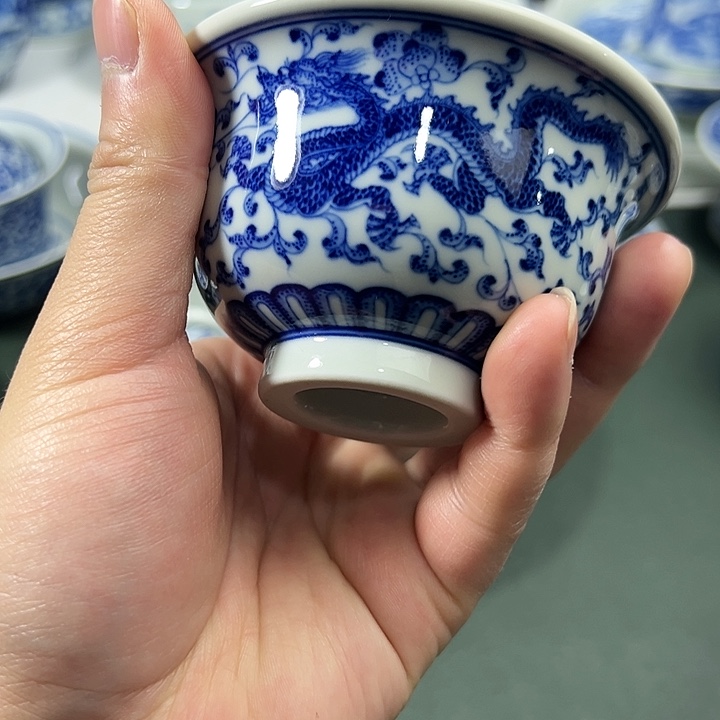 微瑕柴窑点工缠枝花卉龙凤压手杯