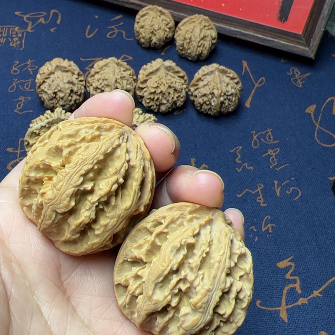 文玩核桃把件秦岭野生植物核桃