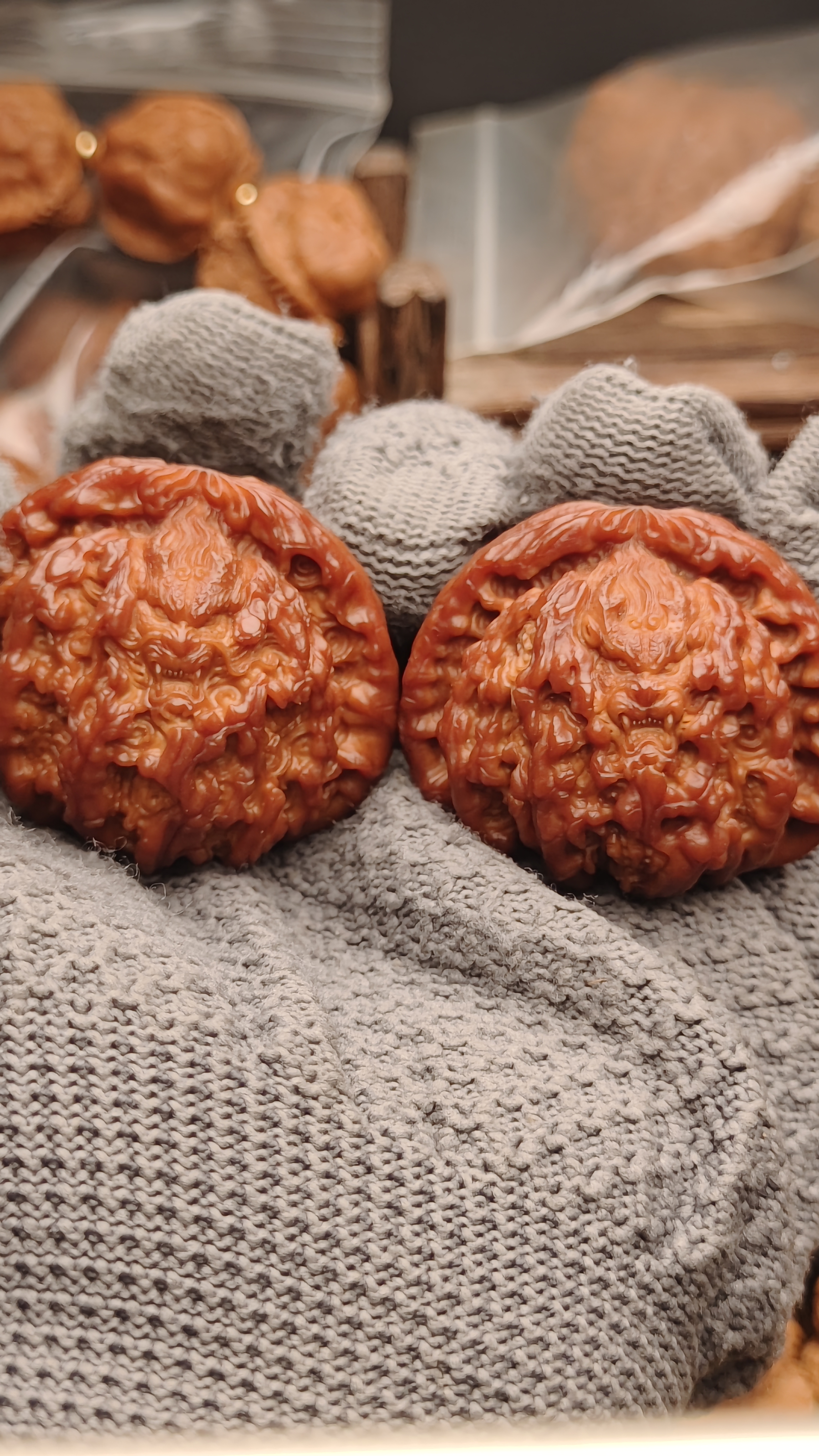 双龙戏珠白狮子雕刻阴雕款