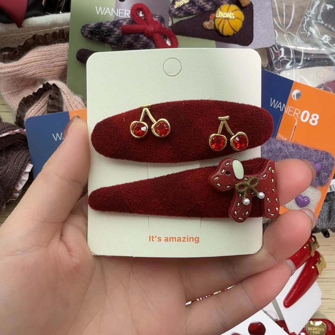 布艺非金属樱桃小狗