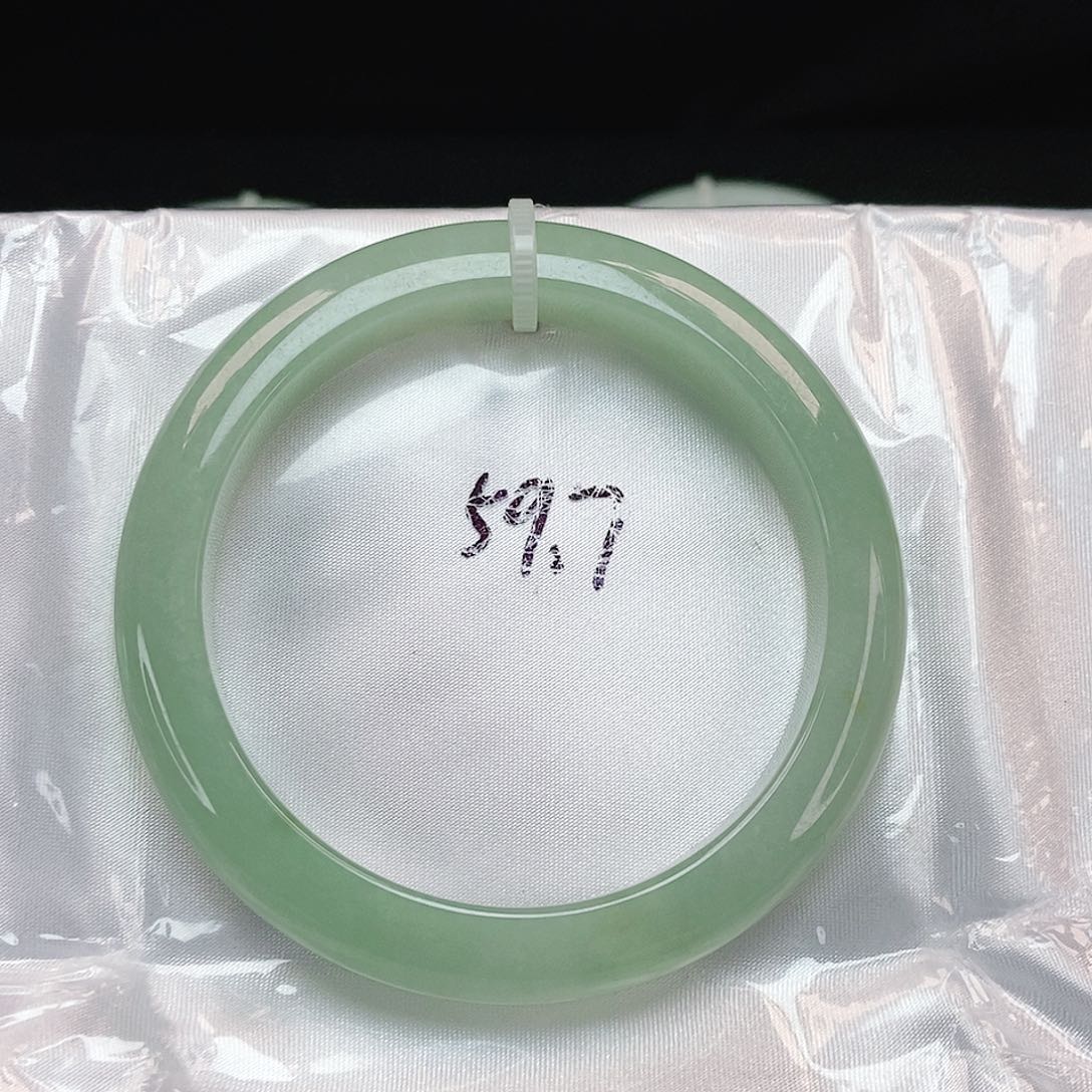 翡翠手镯未镶嵌泥鳅背