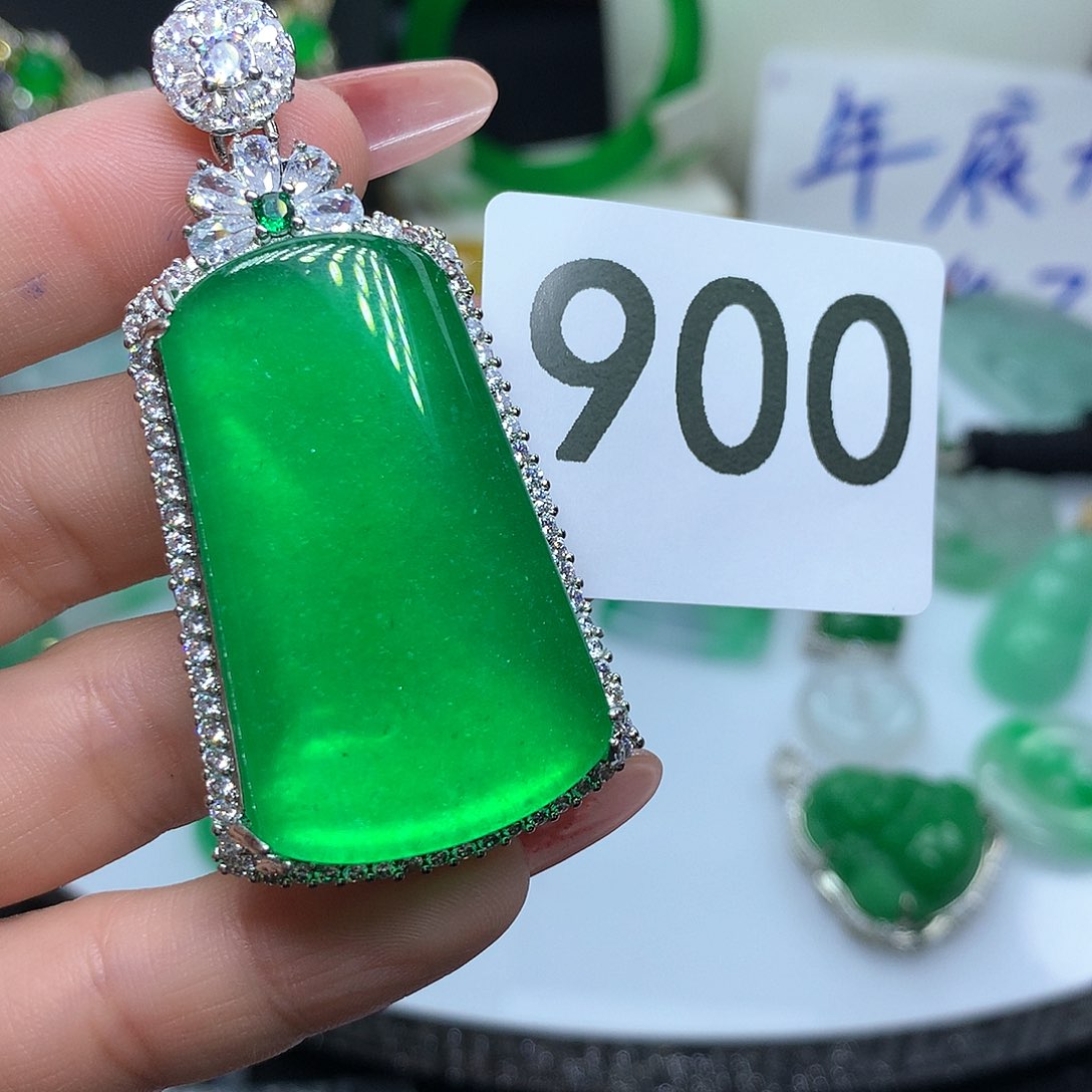 翡翠吊坠(赠链)未镶嵌