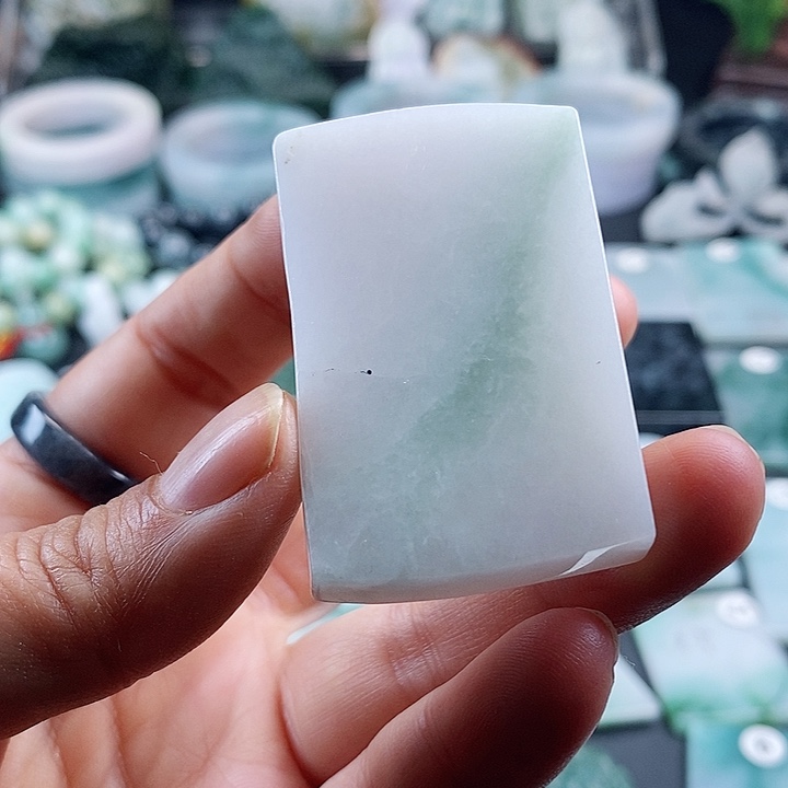 翡翠挂件未镶嵌翡翠的