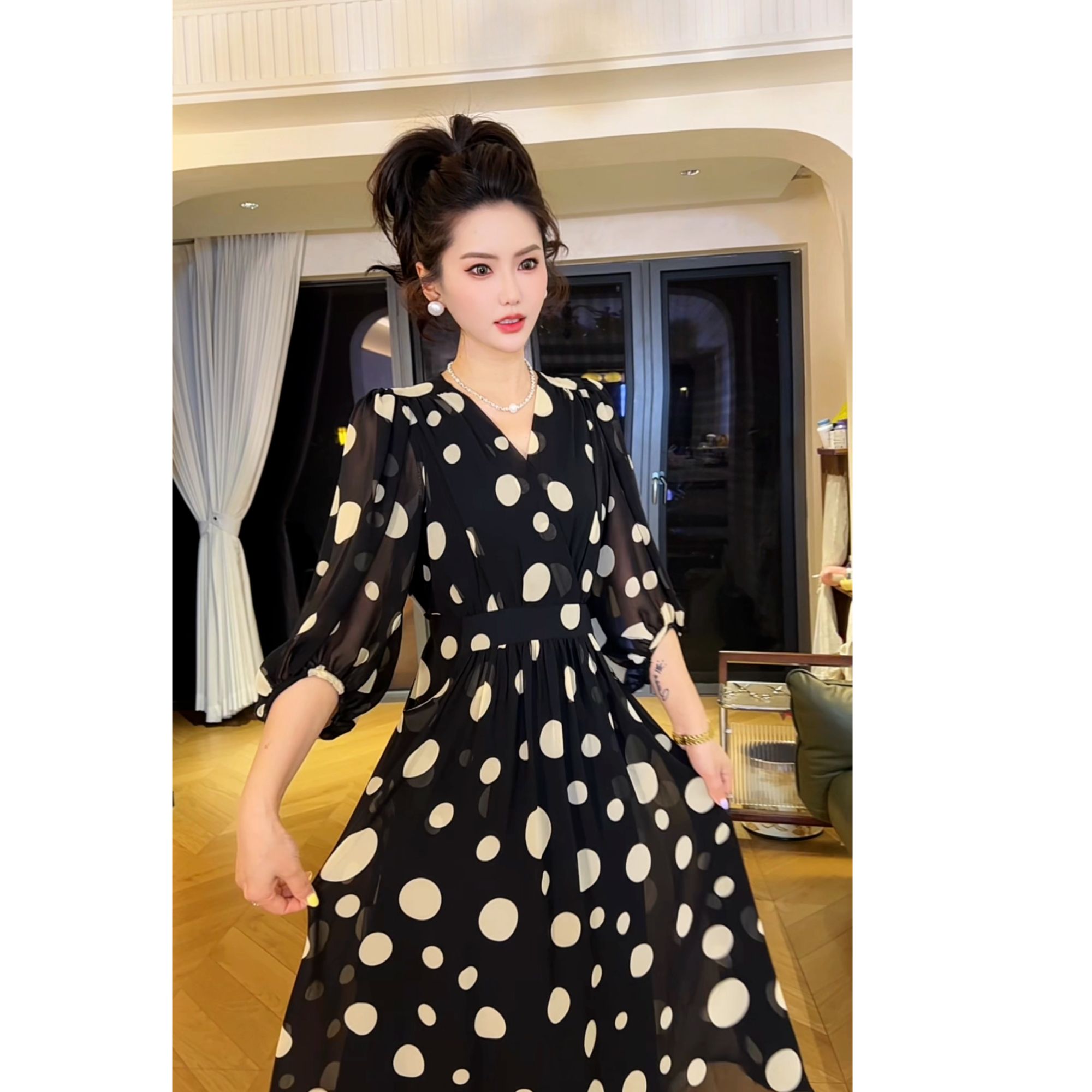 黑色不规则波点气质连衣裙女夏新款V领优雅通勤显瘦法式连衣裙