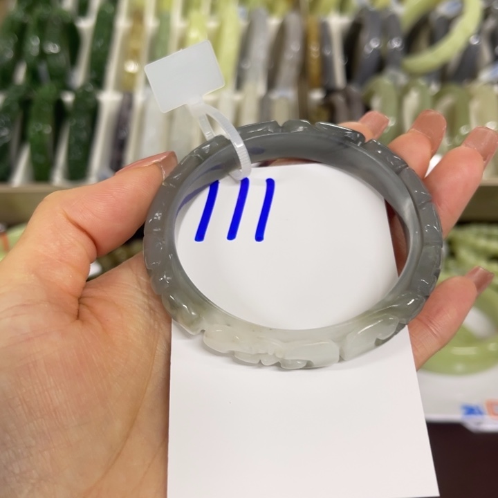 梦***。和田玉未镶嵌手镯