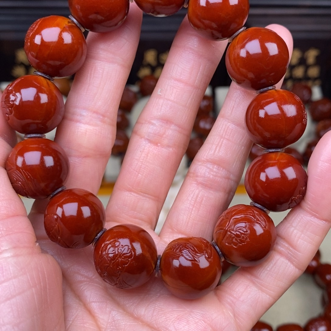 蟹***王橄榄核吊坠连年有余