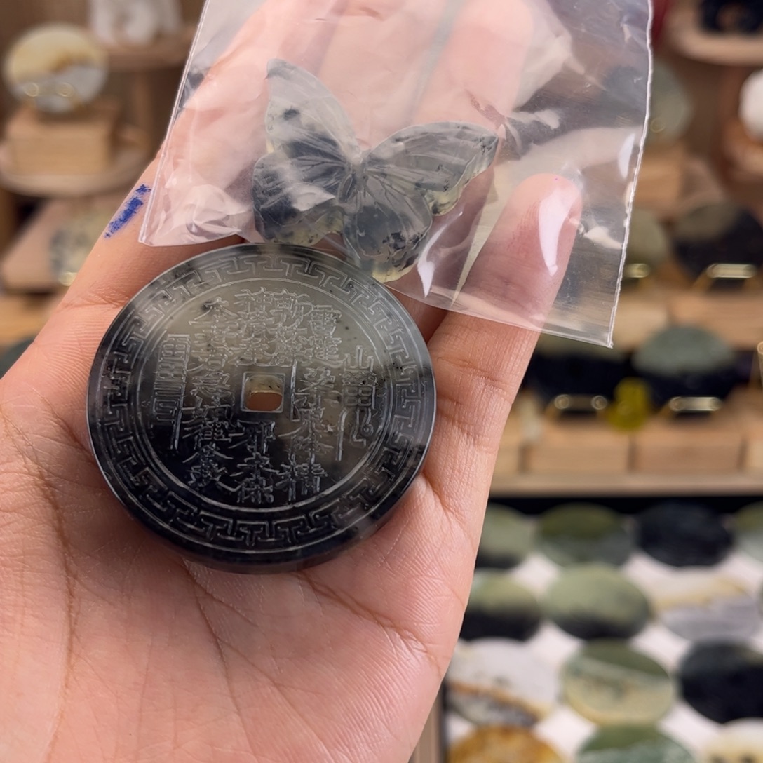 毛***豆未镶嵌蛇纹石玉颈饰